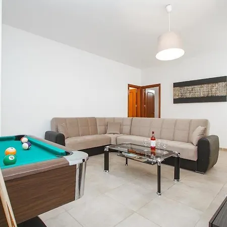 Playa Blanca Sleeps 10 With Pool Air Con And Wifi Playa Blanca (Lanzarote)