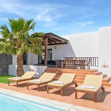 Playa Blanca Sleeps 10 With Pool Air Con And Wifi Villa Playa Blanca (Lanzarote)