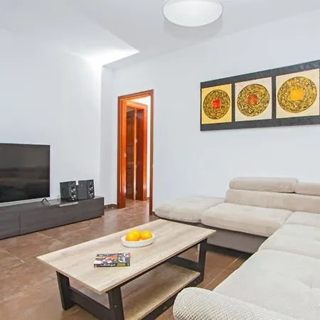 Playa Blanca Sleeps 10 With Pool Air Con And Wifi Villa